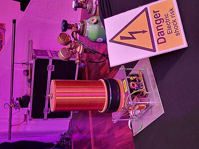 Ein Tag voller Blitze, Ballons und Raketen - Die Klasse 6c zu Besuch der Physikshow an der Universität Bonn Ein Tag voller Blitze, Ballons und Raketen - Die Klasse 6c zu Besuch der Physikshow an der Universität Bonn